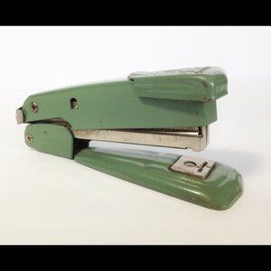 Vintage Arrow Small Stapler # 25  Green Metal Enamel S25 made in USA - WORKS
